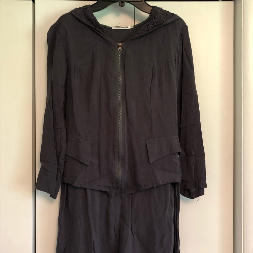 Hooded lightweight jacket